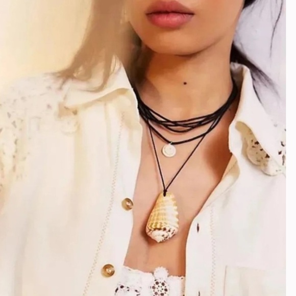 Free People Carolina Layered Shell Necklace NWT - Picture 1 of 3